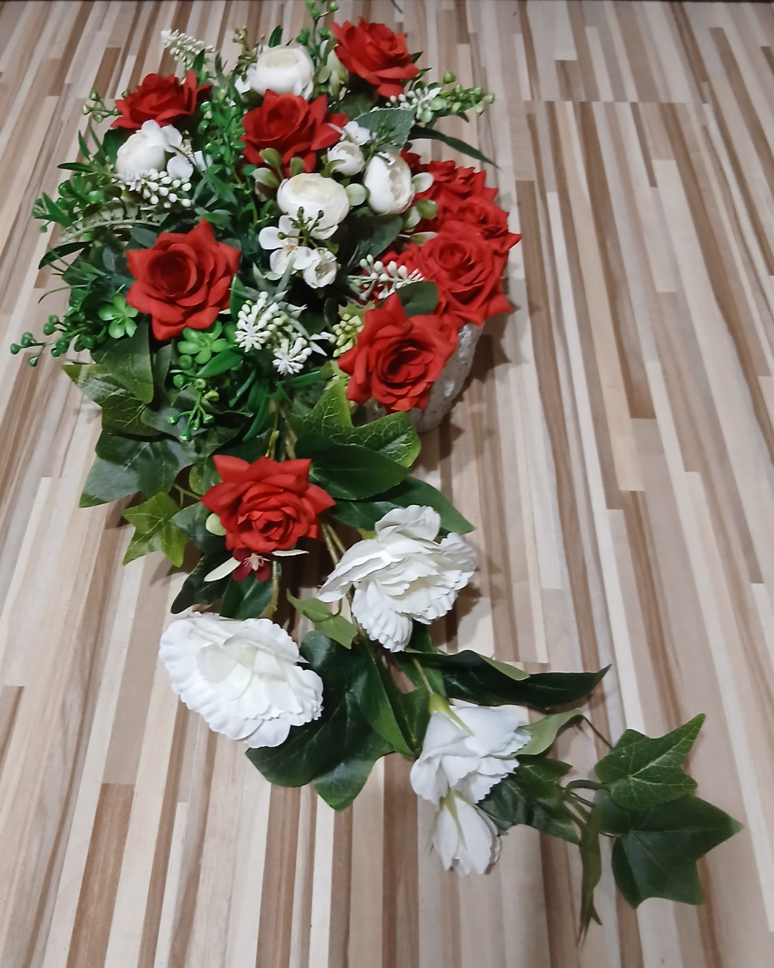 Vörös és fehér rózsás elegáns asztali virágdísz